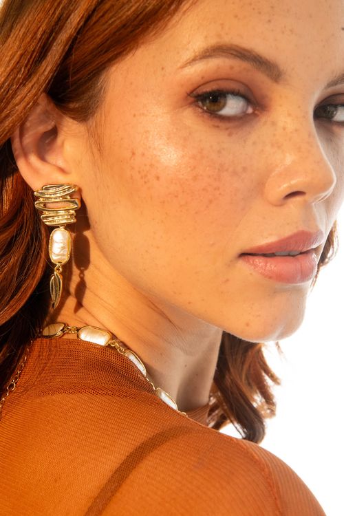 Brinco Voltas Trabalhadas Pérola Oval Volta Lisa