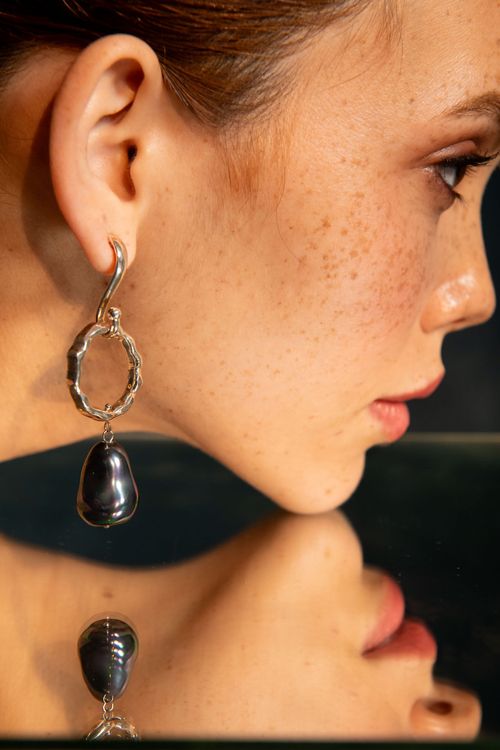 Brinco Palito Círculo Vazado Trabalhado Pérola Black